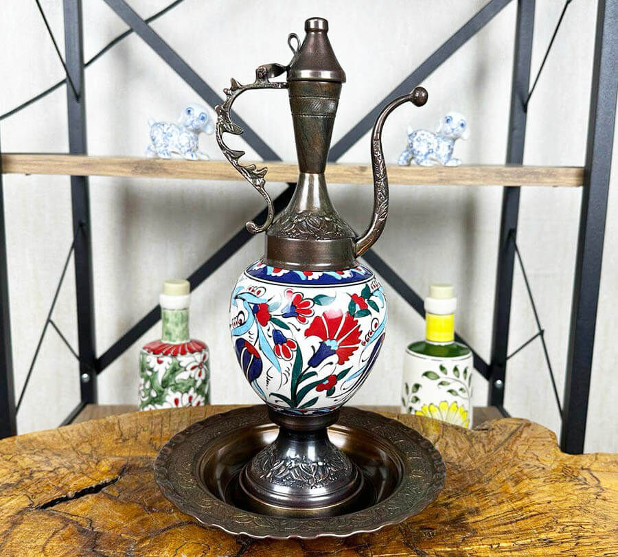 Geschenk für den Bürgermeister – Handgefertigter Iznik Çini Krug & Teller mit Tulpen- und Nelkenmuster (Kupferbeschichtet) - 1