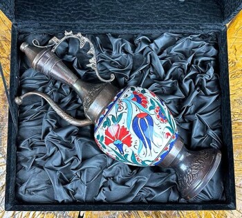 Geschenk für den Bürgermeister – Handgefertigter Iznik Çini Krug & Teller mit Tulpen- und Nelkenmuster (Kupferbeschichtet) - 3