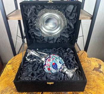 Geschenk für den Gouverneur – silberbeschichtetes Iznik-Keramik-Vasen- und Teller-Set - 2