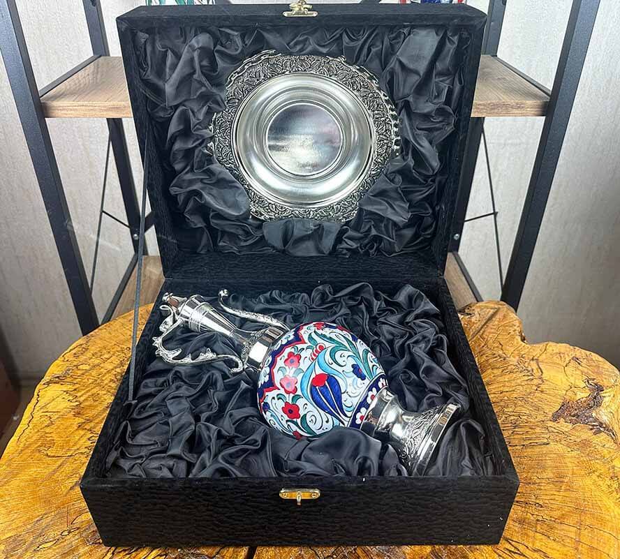 Geschenk für den Gouverneur – silberbeschichtetes Iznik-Keramik-Vasen- und Teller-Set - 2