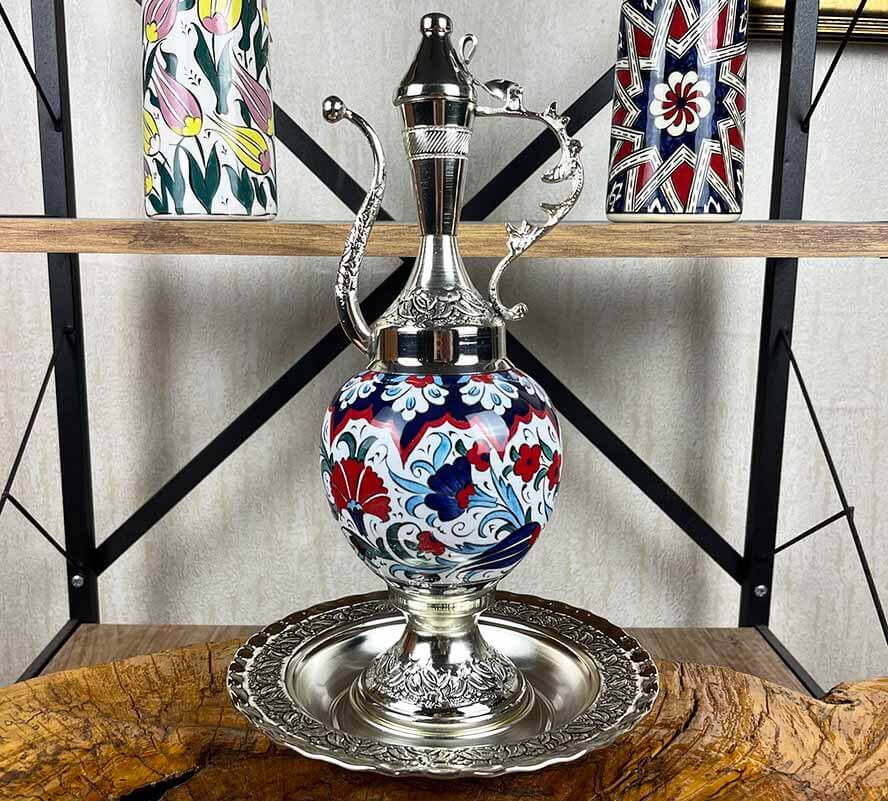 Geschenk für den Gouverneur – silberbeschichtetes Iznik-Keramik-Vasen- und Teller-Set - 1