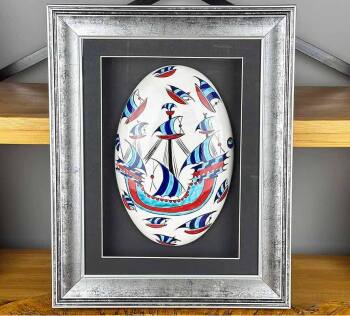 Geschenk für Seefahrer – Handgefertigtes Iznik-Keramikpaneel mit Kalyon-Motiv im Passepartout - Çini Evi