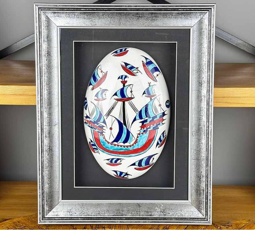 Geschenk für Seefahrer – Handgefertigtes Iznik-Keramikpaneel mit Kalyon-Motiv im Passepartout - 1