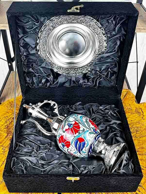 Geschenkset für internationale Geschäftspartner – Silberbeschichtetes Iznik Karaffen- und Teller-Set mit Tulpen- und Nelkenmotiv - 2