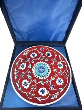 Glückwunschgeschenk – İznik-Keramikplatte mit rotem Hintergrund und Blumenmuster - 3