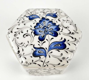 Haliç İşi Mavi Lotus Motifli Altıgen Seramik Kutu - Çini Evi
