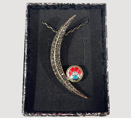 Halskette aus Bronze mit roter Nelke, - 2