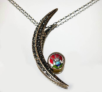 Halskette aus Bronze mit roter Nelke, - 1