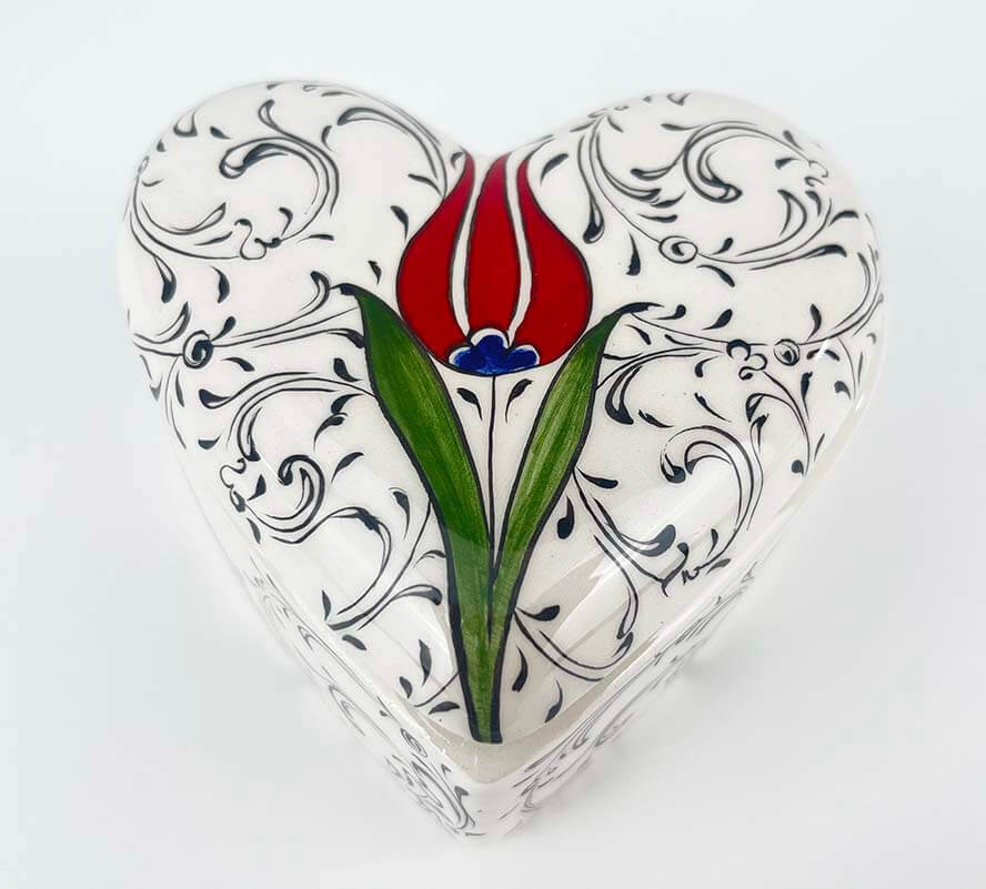 Handgefertigtes herzförmiges Schmuckkästchen mit eleganter roter Tulpe - 1