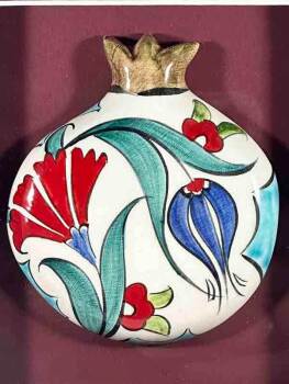 Harmonie der Farben – Granatapfel-Plakette mit Nelken- und Tulpenmotiv aus Iznik-Keramik - 2