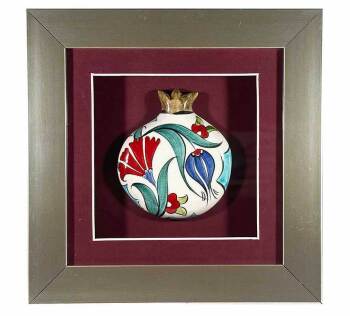 Harmonie der Farben – Granatapfel-Plakette mit Nelken- und Tulpenmotiv aus Iznik-Keramik - Çini Evi