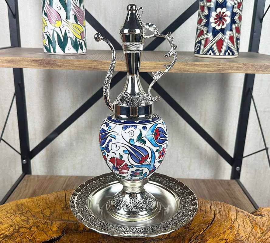 هدية للمقام الرسمي – طقم إبريق خزفي من إزنيق مطلي بالفضة - 1
