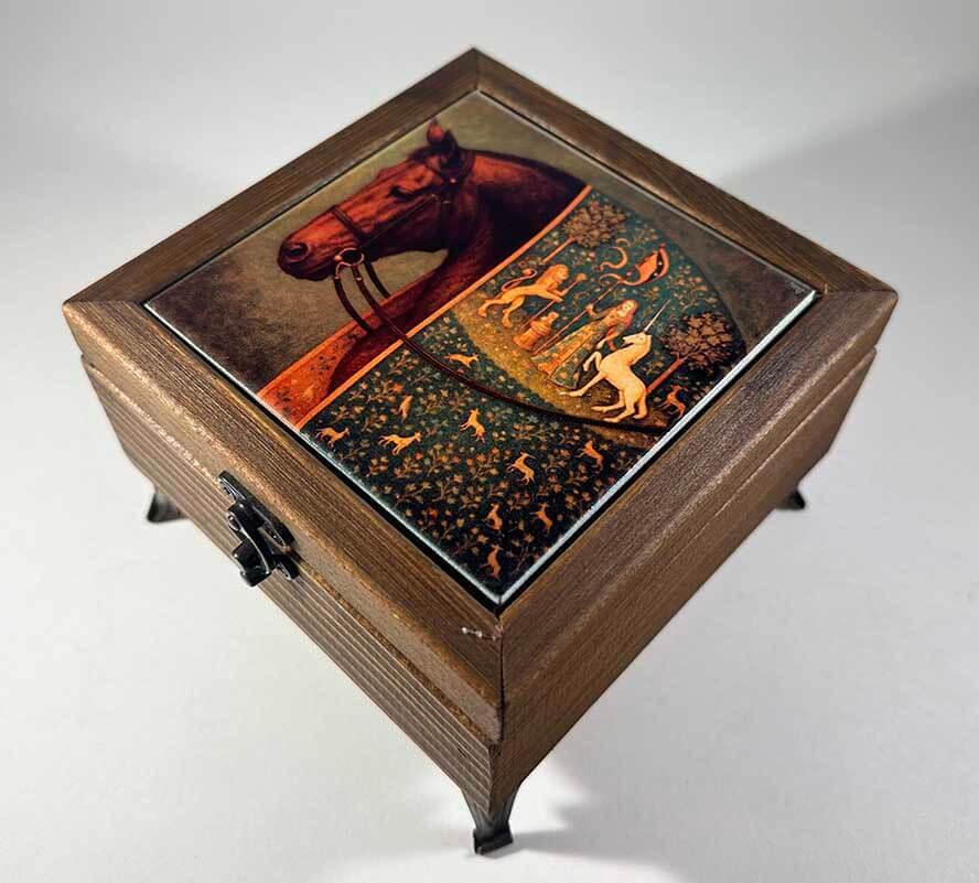 Schmuck- und Aufbewahrungsbox aus Holz mit Palastpferd-Motiv - 1