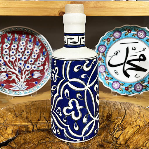 Huilier bleu et blanc en céramique d’Iznik à motif rûmî - 2
