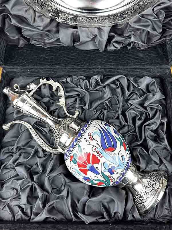 Ibrik en Céramique d’Iznik avec Motifs Tulipe et Œillet – Élégance Artisanale Ottomane - 3