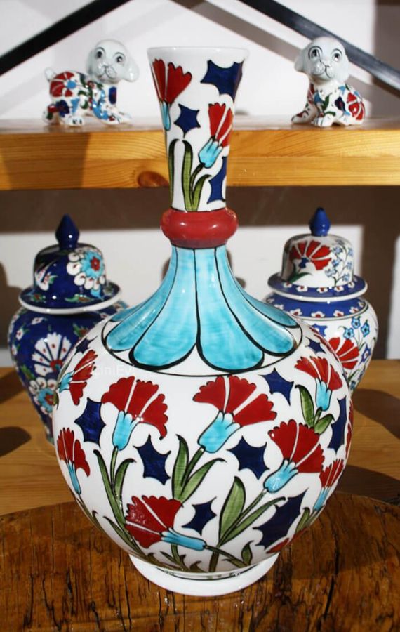 Iznik carnation patterned vase - 1