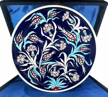 Iznik Çini Teller mit blauen und weißen Tulpen- und Nelkenmotiven - Çini Evi