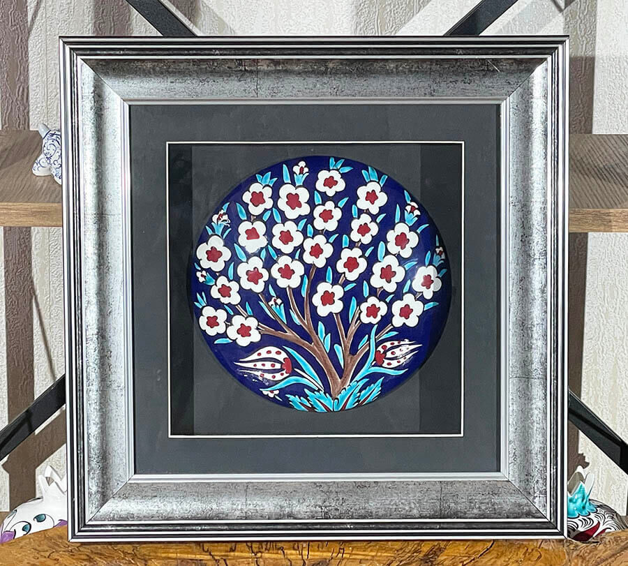 Gerahmtes Iznik-Keramikbild mit Lebensbaum und Tulpe - 1