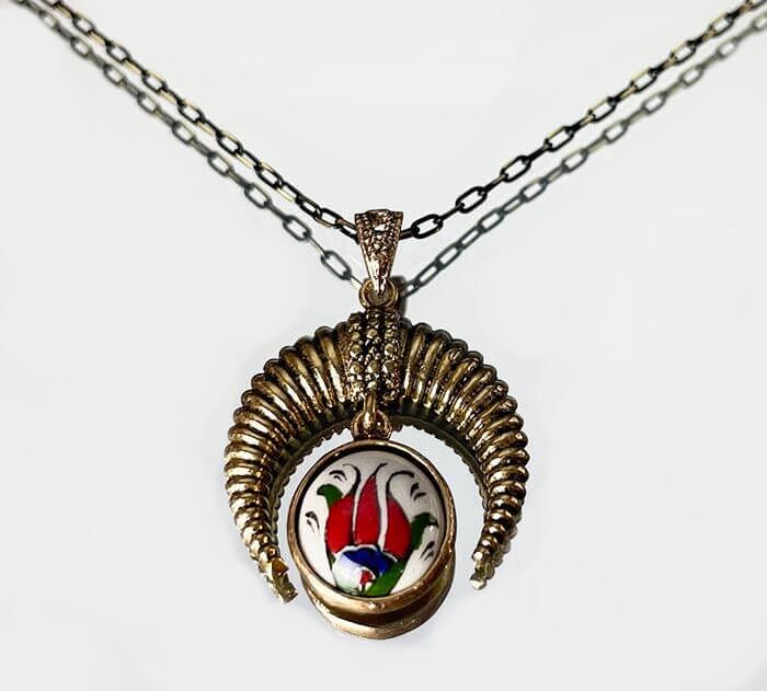 Iznik Halbmond-Anhänger mit Nelken-Motiv – Handgefertigter Keramikschmuck - 1