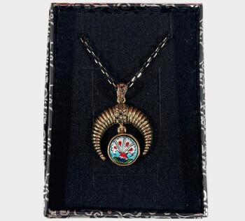 Iznik Halbmond-Anhänger mit Nelken-Motiv – Handgefertigter Schmuck mit osmanischer Symbolik - Çini Evi (1)