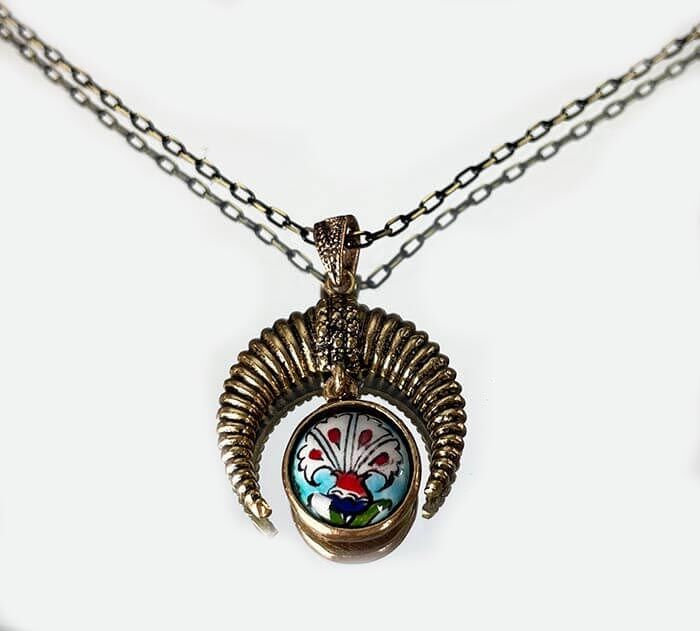 Iznik Halbmond-Anhänger mit Nelken-Motiv – Handgefertigter Schmuck mit osmanischer Symbolik - 1