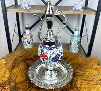 Iznik Ibrik mit Tulpen- und Nelkenmuster – Handgefertigt, 30 cm - Çini Evi