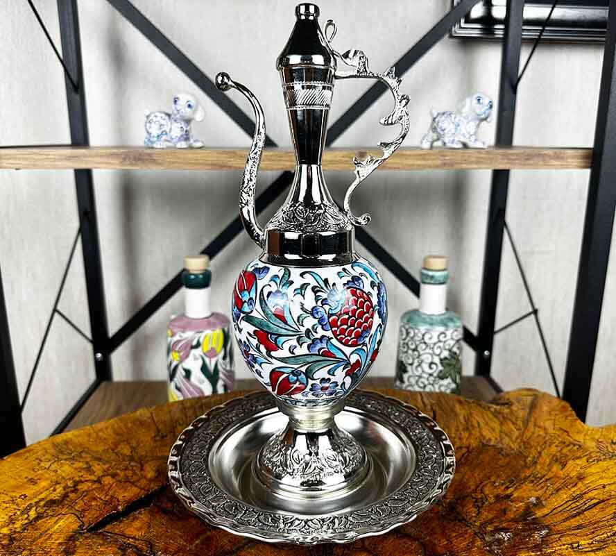 Iznik Karaffe Set mit Tulpen- und Granatapfelmotiv – Handgefertigtes Meisterwerk - 1
