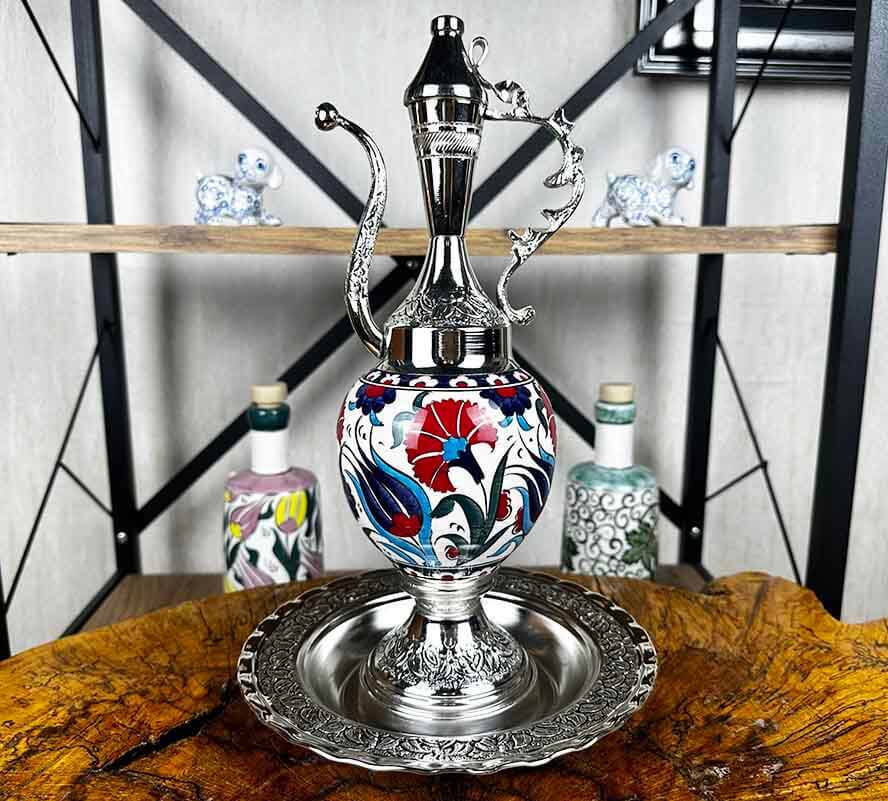 Iznik Keramik Karaffen- & Teller-Set mit Silberauflage – Firmenpräsent mit Tulpen- und Nelkenmotiv - 1