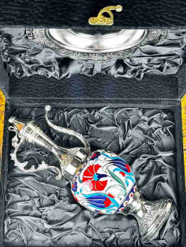 Iznik Keramik Karaffen- & Teller-Set mit Silberauflage – Firmenpräsent mit Tulpen- und Nelkenmotiv - 3