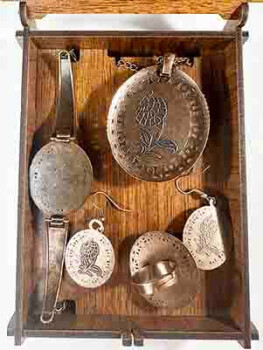 İznik Keramik Schmuckset mit Lotus-Motiv auf türkisfarbenem Grund – Symbol für Reinheit, spirituelles Wachstum und zeitlose Schönheit - 3