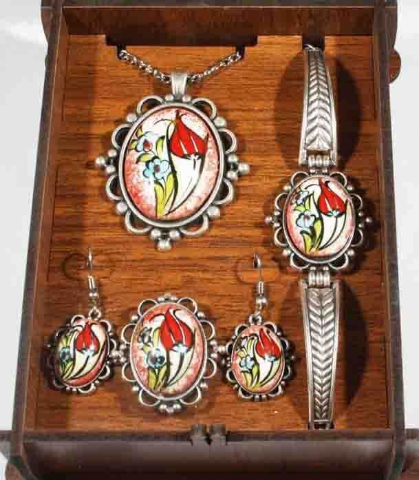 Iznik-Keramik-Schmuckset mit rotem Tulpenmotiv als Geschenk für die Mutter - 1