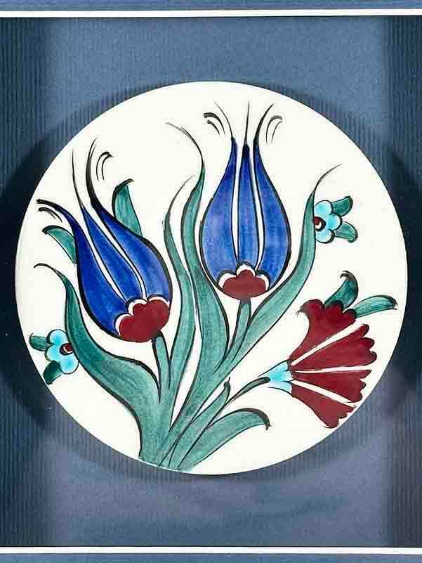 İznik Keramikplakette mit Blauen Tulpen- und Roten Nelkenmotiven – Symbol für Eleganz und Spiritualität - 2