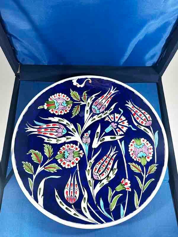 Iznik-Keramikteller „Blumengarten auf Blauem Grund“ – 25 cm Handgefertigter Wandteller mit Lotus- und Tulpenmotiv - 3