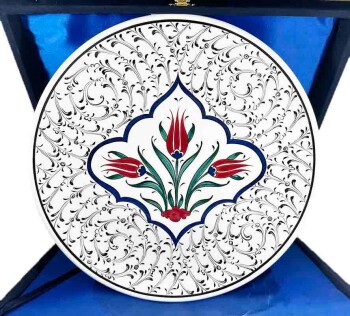 Iznik Keramikteller – Handgefertigtes Einzelstück mit Drei Tulpen und Haliç-Motiv – 30 cm - Çini Evi