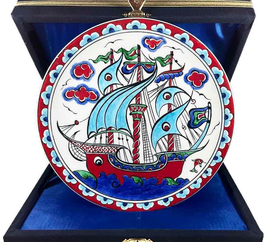 Iznik-Keramikteller mit Galeonenmotiv und türkisfarbenen Segeln 18 cm - 1