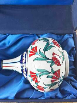 İznik-Keramikvase mit Nelkenmotiv – Kunst und Eleganz vereint - 3