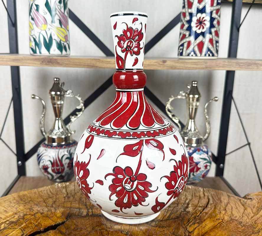 Iznik-Keramikvase mit rotem Hatayi-Motiv - 1