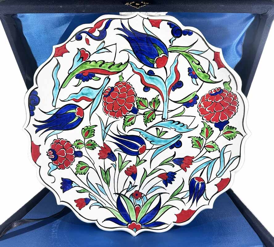 İznik-Teller mit Blumen­garten­motiv – Geschenk für neues Zuhause und Büro (25 cm / 9.84 inch) - 1