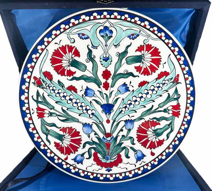 İznik-Teller mit Karanfil- und Blau­blumen­motiv – Protokollgeschenk (25 cm / 9.84 inch) - 1