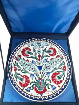 İznik-Teller mit Karanfil- und Blau­blumen­motiv – Protokollgeschenk (25 cm / 9.84 inch) - 3