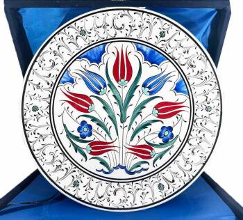 İznik-Teller mit osmanischem Lale-Frühlingsmotiv – Geschenk mit VIP-Box (25 cm / 9.84 inch) - Çini Evi