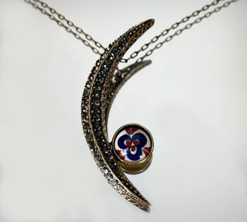 Iznik Yarımmond-Kette mit Çintemani-Motiv – Handgefertigter Symbolschmuck aus Keramik - Çini Evi