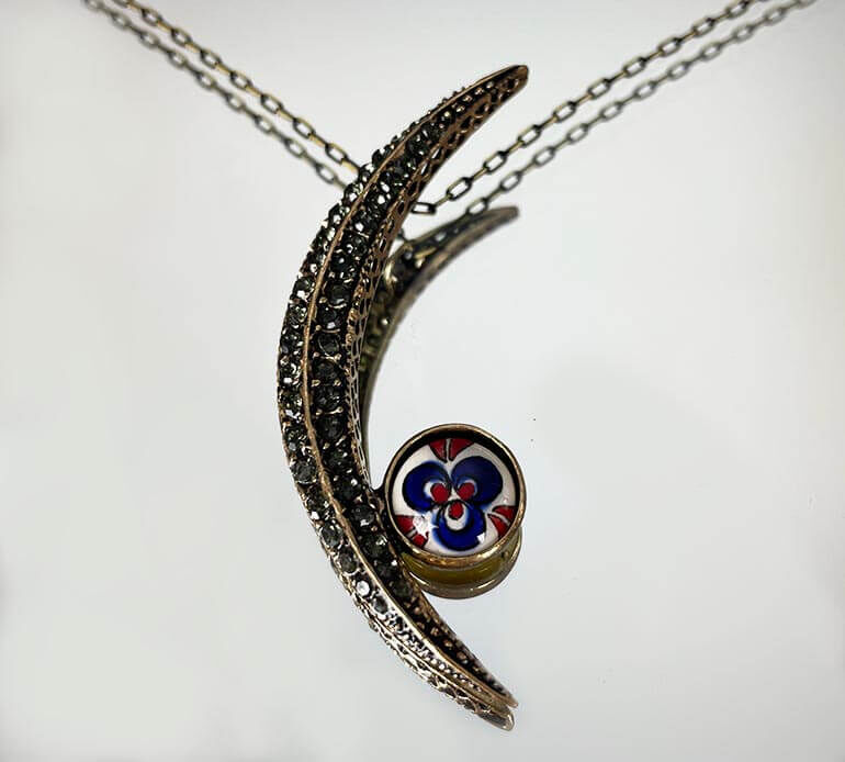 Iznik Yarımmond-Kette mit Çintemani-Motiv – Handgefertigter Symbolschmuck aus Keramik - 1