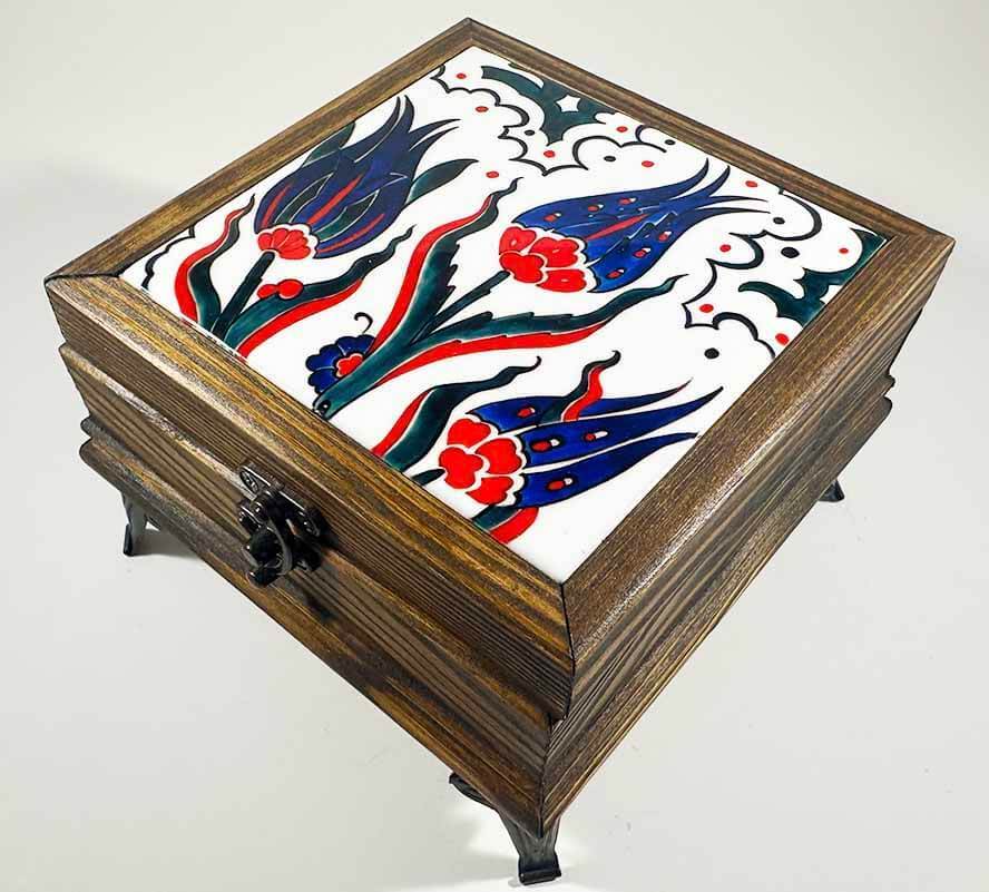 Jahrestags-Schmuckbox aus Holz – Mit Drei-Tulpen-Motiv im Iznik-Stil - 1