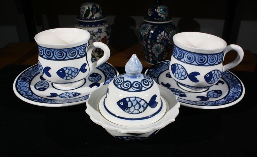 Kaffee-Set aus Iznik-Keramik mit Karpfenmotiv - 1