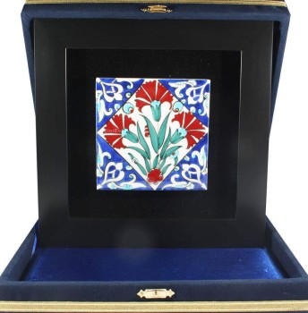 Kırmızı Karanfil Paspartulu İznik Çini Karo - Çini Evi