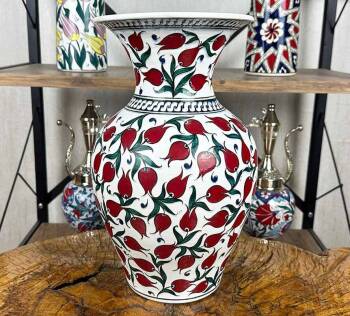 Kırmızı Lale Bahçesi – İznik Çini Şah Vazo - Çini Evi