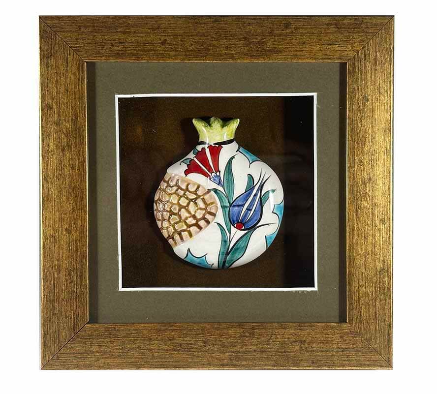Klassischer Palastgarten – Granatapfel-Plakette mit Tulpe und Nelke aus Iznik-Keramik - 1