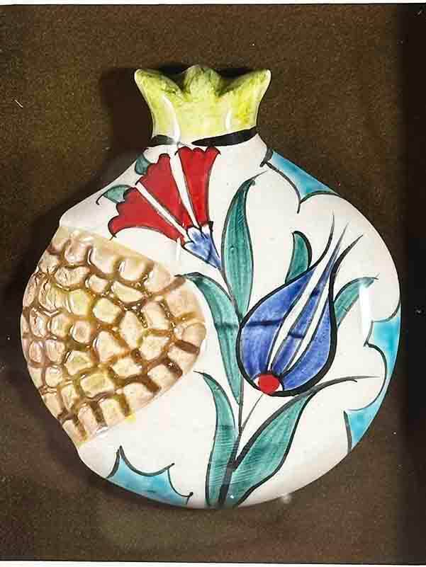 Klassischer Palastgarten – Granatapfel-Plakette mit Tulpe und Nelke aus Iznik-Keramik - 2