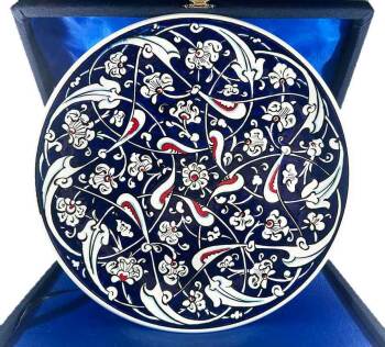 Kulturelles Geschenk – Iznik-Keramikteller mit dunkelblauem Rûmî-Muster - Çini Evi